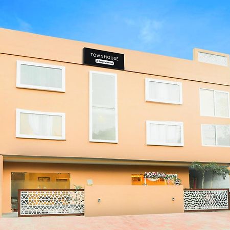 Super Townhouse Viraj Khand Formerly Veridian Inn Chinhat Exterior foto