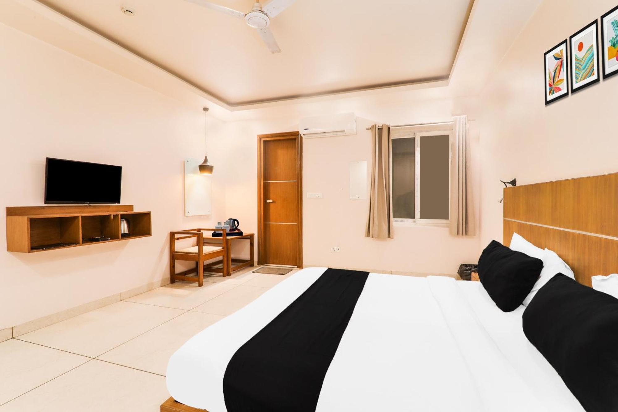 Super Townhouse Viraj Khand Formerly Veridian Inn Chinhat Exterior foto